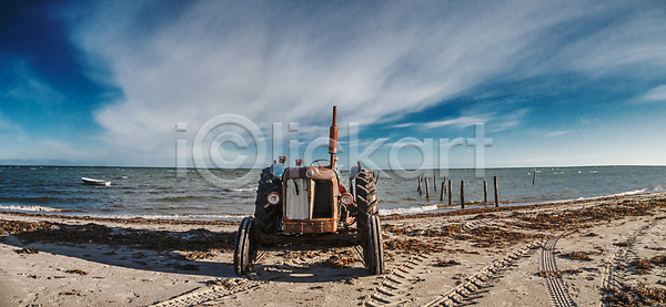 사람없음 JPG 포토 해외이미지 갈색 교통시설 기계 농업 땅 만 모래 무거움 물 바다 바퀴 부식 산업 선로 수평선 아침 야외 업무 여름 여행 옛날 일출 자연 장비 트랙터 파란색 풍경 하늘 해변 해외202008 해외포토