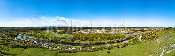 따뜻함 침묵 사람없음 JPG 포토 해외이미지 가을 강 건축양식 구름 나무 내추럴 농업 농장 도시 땅 마을 맑음 멀티 사방 숲 시골 야외 언덕 여름 울타리 자연 장면 전원 조경 주택 지붕 천국 초록색 초원 타운 파노라마 파란색 풍경 하늘 해외202008 해외포토