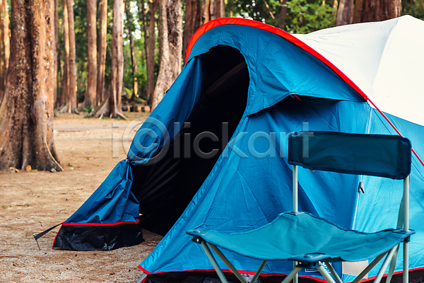 사람없음 JPG 포토 해외이미지 모닥불 야외 의자 주간 캠핑장 텐트 풍경(경치) 해외202008