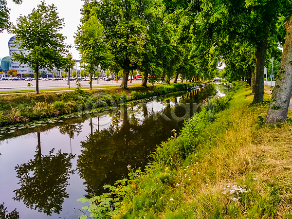 클래식 사람없음 JPG 포토 해외이미지 강 건축양식 교통시설 나무 내추럴 네덜란드 도시 도시풍경 물 보트 센터 여행 운하 유럽 인기 자연 장면 채널 초록색 타운 파란색 풍경(경치) 하늘 함선 해외202008 호수