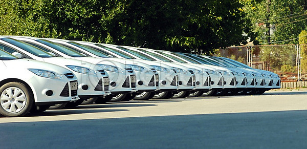 새로움 사람없음 JPG 옆모습 포토 해외이미지 공장 교통시설 구매 도로 도시 딜러 모터 바퀴 범퍼 비즈니스 빛 산업 상점 선 설명 세일 쇼 시장 식물 엔진 운전 자동 자동차 전시회 제비 줄서기 중고 차고 해외202008 해외포토 흰색