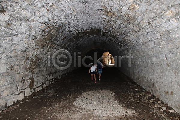 비밀 신비 사람없음 JPG 포토 해외이미지 감옥 건축양식 바위 벽 블록 수확 숨기 아치 어둠 에코 여행 역사 옛날 유럽 이탈리아 죽음 중세 중앙 지하 출입구 터널 통로 폐허 해외202008
