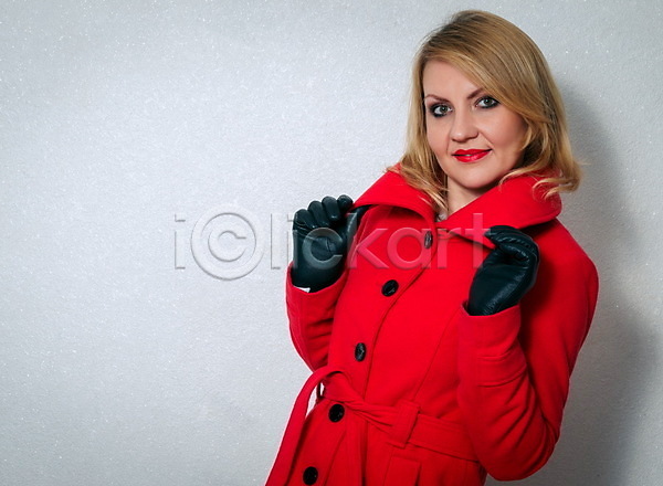 따뜻함 시원함 추위 행복 백인 사람 여자 한명 JPG 포토 해외이미지 겨울 계절 날씨 내추럴 모델 미소(표정) 백그라운드 빨간색 스타일 얼굴 옷 유행 장갑 코트 해외202008 흰색