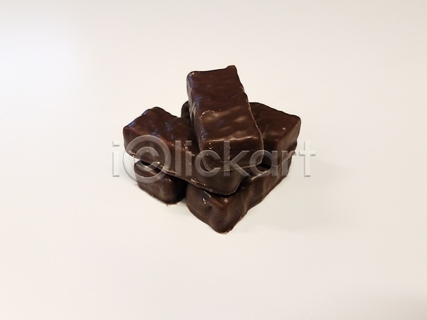 달콤 사람없음 JPG 포토 해외이미지 쌓기 초코바 초콜릿 탁자 해외202008 흰배경
