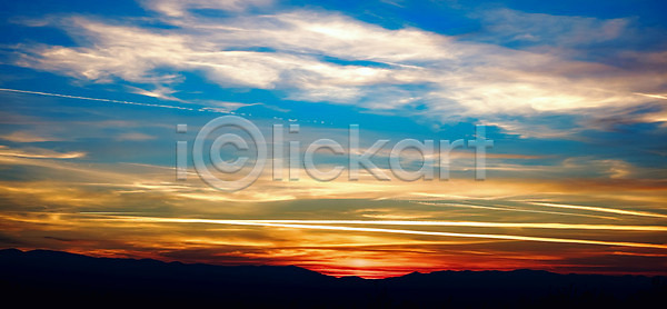 사람없음 JPG 실루엣 포토 해외이미지 계절 구름 나무 내추럴 노란색 물 백그라운드 빛 빨간색 산 새벽 수평선 숲 아침 안개 야외 언덕 여름 여행 오렌지 일몰 일출 자연 장면 저녁 절정 태양 파란색 풍경 하늘 해외202008 해외포토 햇빛 환경 황혼