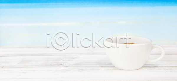 뜨거움 상쾌 사람없음 JPG 포토 해외이미지 검은색 내추럴 맑음 머그컵 모래 모션 목재 바다 발코니 백그라운드 아로마 아침 아침식사 야외 에스프레소 여름 우주 음료 카페 카페인 커피 컵 탁자 파란색 풍경 하늘 해외202008 해외포토 햇빛 향 휴가 흰색