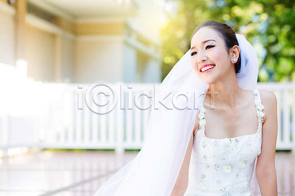 성인 성인여자한명만 여자 한명 JPG 앞모습 포토 해외이미지 결혼 공원 신부(웨딩) 야외 주간 해외202008