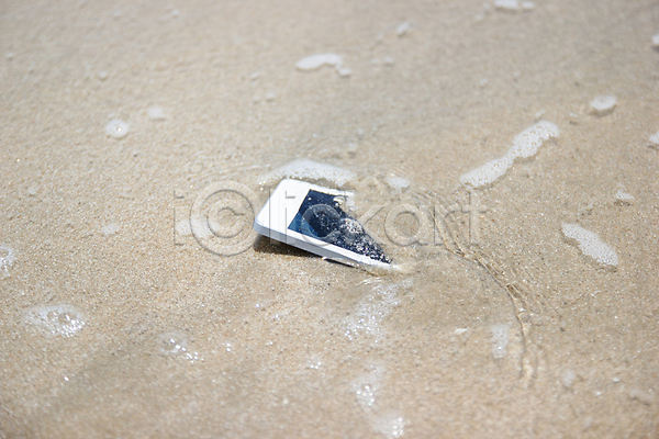 스마트 사람없음 JPG 포토 해외이미지 디지털 모래 모바일 물 바다 세포 수중 자연 장비 전화기 컨셉 파도 해외202008 핸드폰 휴가 흰색