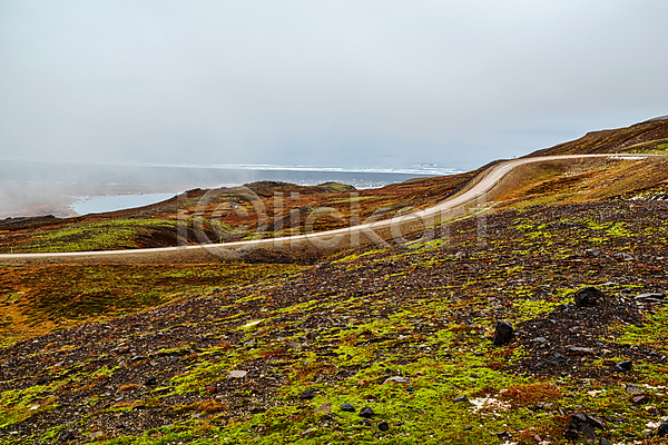 사람없음 JPG 포토 해외이미지 가로 동쪽 물 바다 북쪽 비포장도로 빙하 뿌연 산 아이슬란드 안개 야외 여행 자연 풍경(경치) 하늘 해외202008