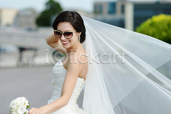 성인 성인여자한명만 여자 한명 JPG 옆모습 포토 해외이미지 결혼 결혼식 공원 도시 바람 선글라스 신부(웨딩) 야외 주간 해외202008