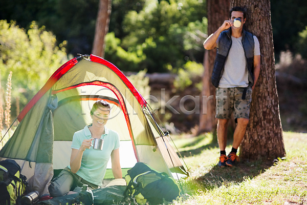 함께함 행복 40대 남자 백인 여자 중년 중년만 JPG 앞모습 포토 해외이미지 기댐 들기 마시기 미소(표정) 상반신 서기 앉기 야외 전신 주간 캠핑 캠핑장 커플 컵 텐트 해외202008