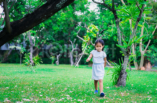 행복 휴식 동양인 사람 어린이 여자 한명 JPG 포토 해외이미지 걷기 공원 라이프스타일 미소(표정) 배려 생각 아시아 야외 여름(계절) 우주 응시 잔디 진짜 초록색 하늘 학교 학생 해외202008
