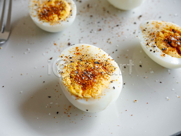사람없음 JPG 포토 해외이미지 계란 노란색 백그라운드 빵 삶기 소금 음식 접시 질감 포크 해외202008 후추 흰색