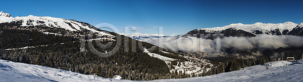 사람없음 JPG 포토 해외이미지 겨울 경사 계곡 구름 나무 눈내림 마을 산 산맥 상록수 소나무 야외 언덕 자연 침엽수 파노라마 풍경 프랑스 해외202008 해외포토 흰색