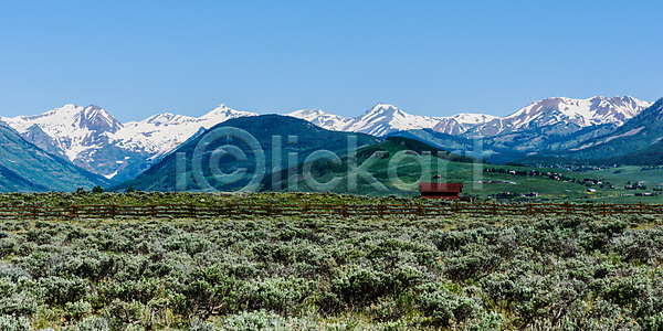 사람없음 JPG 포토 해외이미지 갈색 경사 계곡 구름 나무 내추럴 산 숲 스카이라인 시골 씻기 야외 언덕 자연 절정 초록색 컬러풀 콜로라도 큼 파노라마 파란색 풍경 하늘 해외202008 해외포토 흰색