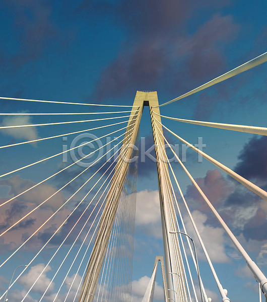 사람없음 JPG 포토 해외이미지 건축양식 공학 구름(자연) 금속 기둥 디자인 지원 철강 탑 파란색 하늘 해외202008 흰색