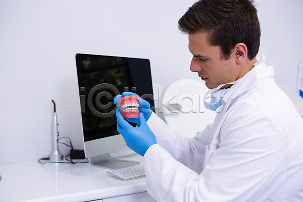 남자 성인 성인남자한명만 한명 JPG 포토 해외이미지 병원 상반신 앉기 잡기 치과 치과의사 치과진료 컴퓨터 해외202008