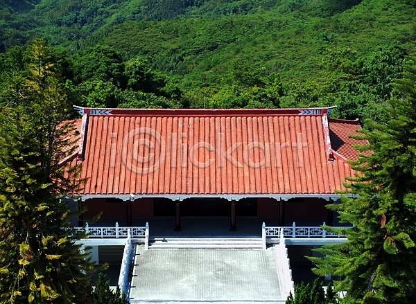 침묵 평화 화목 사람없음 JPG 포토 해외이미지 나무 사찰 숲 야외 언덕 자연 재산 전통 종교 중국 지붕 초록색 타일 해외202008 햇빛