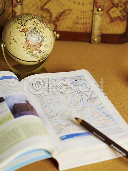 사람없음 JPG 포토 가이드북 간행물 나라 여행 여행가방 여행용품 연필 오브젝트 외국문화 지구본 지도 지도책 책 필기구