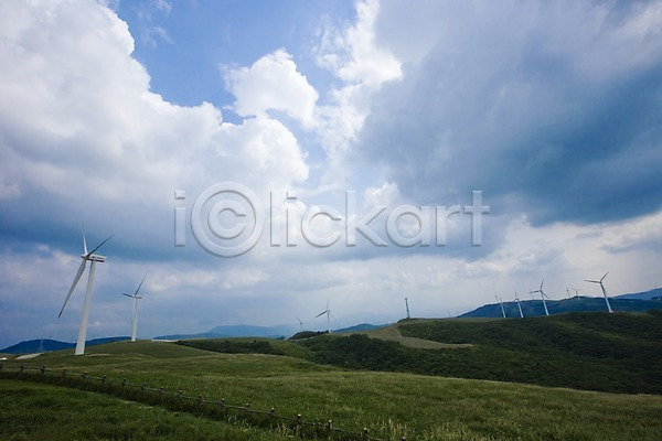 사람없음 JPG 포토 구름(자연) 나무 목장 백그라운드 식물 야외 언덕 에너지 울타리 자연 잔디 주간 초원(자연) 풍경(경치) 풍력에너지 하늘