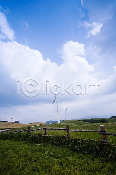 사람없음 JPG 포토 구름(자연) 나무 목장 백그라운드 식물 야외 에너지 울타리 자연 잔디 주간 초원(자연) 축산업 풍경(경치) 풍력에너지 하늘
