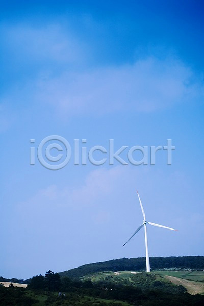 사람없음 JPG 포토 구름(자연) 나무 목장 백그라운드 산 식물 야외 언덕 에너지 울타리 자연 잔디 주간 초원(자연) 풍경(경치) 풍력에너지 하늘