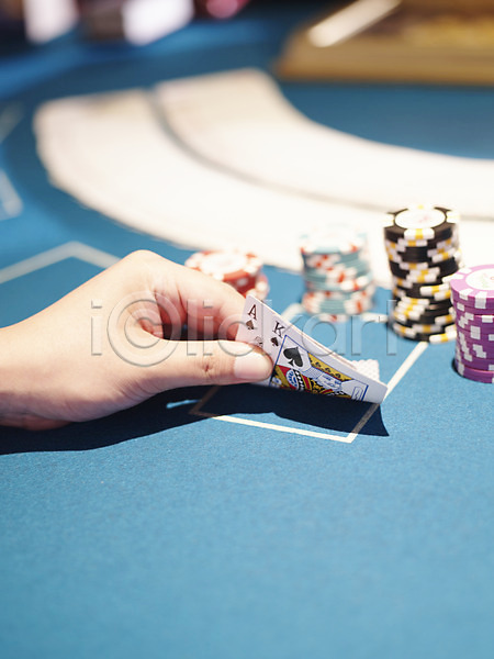 신체부위 JPG 포토 게임 고객 놀이 놀이용품 도박 레저 블랙잭 세로 손 손짓 실내 칩(놀이용품) 카지노 포커칩