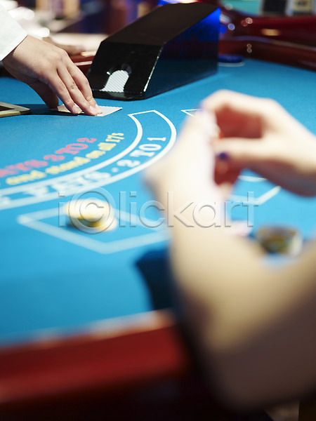 신체부위 JPG 포토 게임 고객 놀이 놀이용품 도박 딜러 레저 블랙잭 세로 손 손짓 실내 칩(놀이용품) 카지노 포커칩