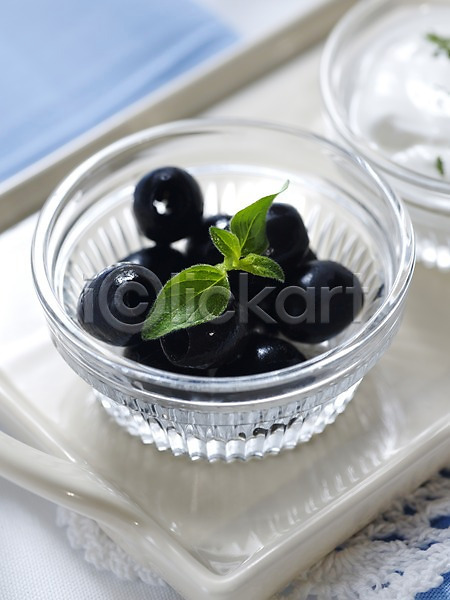 사람없음 JPG 근접촬영 아웃포커스 포토 과일 그릇 블루베리 생크림 세로 식물 실내 열매 유리그릇 음식 잎 쟁반 접시