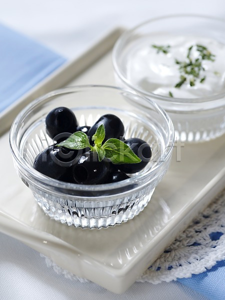 사람없음 JPG 아웃포커스 포토 과일 그릇 블루베리 생크림 세로 식물 실내 열매 유리그릇 음식 잎 쟁반 접시
