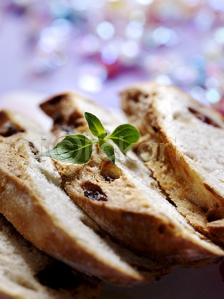 사람없음 JPG 근접촬영 포토 곡물바게트 디저트 바게트 브런치 빵 세로 실내 음식 잎 제빵