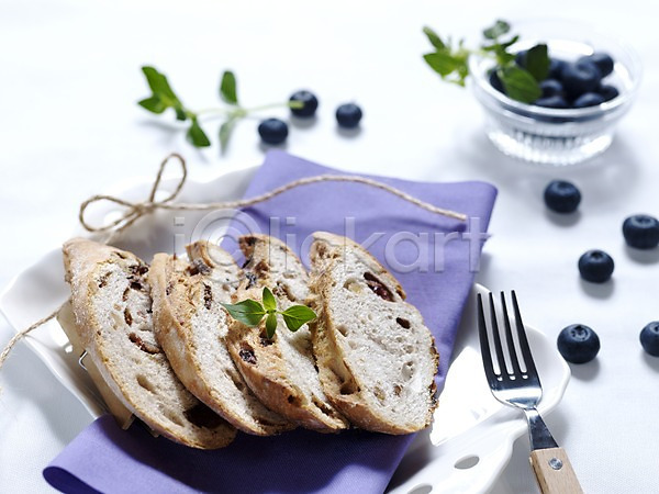사람없음 JPG 포토 가로 곡물바게트 그릇 끈 리본 바게트 브런치 블루베리 빵 실내 유리그릇 음식 잎 접시 천(직물) 포크