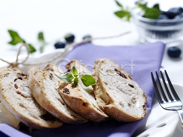 사람없음 JPG 포토 가로 곡물바게트 그릇 끈 리본 바게트 브런치 블루베리 빵 실내 음식 잎 접시 천(직물) 포크