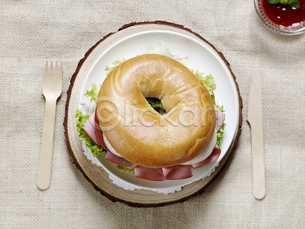 사람없음 JPG 포토 하이앵글 가로 그릇 나무받침 나이프 딸기잼 베이글 베이글샌드위치 브런치 빵 샌드위치 서양음식 실내 유리그릇 음식 접시 포크