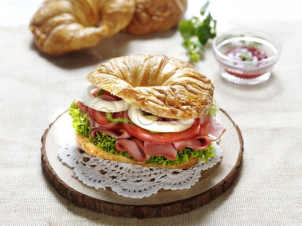 사람없음 JPG 포토 가로 나무받침 딸기잼 브런치 빵 샌드위치 서양음식 실내 유리그릇 음식 잎 크루아상 크루아상샌드위치