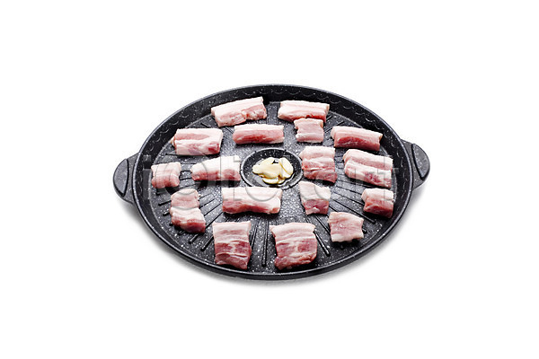 사람없음 JPG 포토 구이 누끼 돼지고기 마늘 불판 삼겹살 생고기 식재료 실내 육류 흰배경