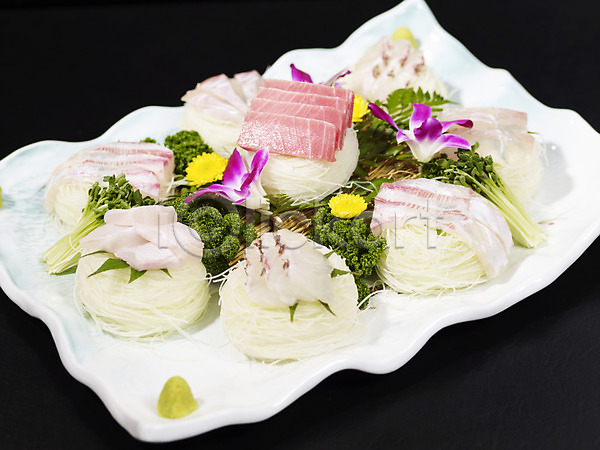 사람없음 JPG 포토 검은배경 그릇 꽃 새싹 생선회 실내 어류 요리 음식 일본음식 장식 접시 파슬리 해산물