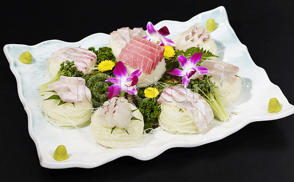 사람없음 JPG 포토 검은배경 그릇 꽃 새싹 생선회 실내 어류 요리 음식 일본음식 장식 접시 파슬리 해산물