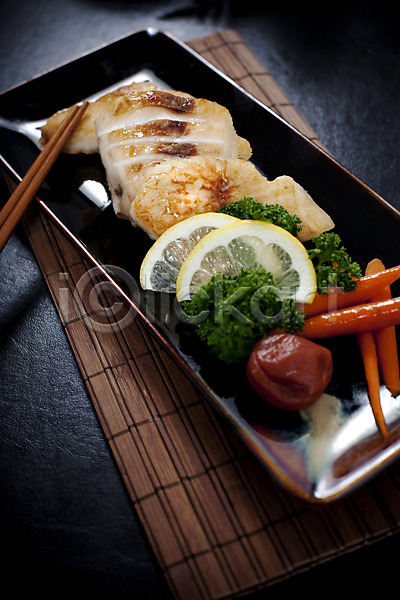 사람없음 JPG 포토 구이 그릇 나무발 레몬 생선구이 실내 요리 음식 이면수 이면수구이 일본음식 접시 젓가락 파슬리 해물요리 해산물