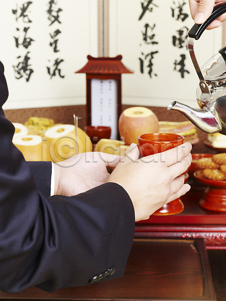 신체부위 JPG 포토 과일 배(과일) 병풍 사과(과일) 산적 상차림 손 손짓 술잔 실내 약과 음식 전통의례 제기(제사) 제사 제사상 제사음식 주전자 한국 한국문화 한국전통 한식