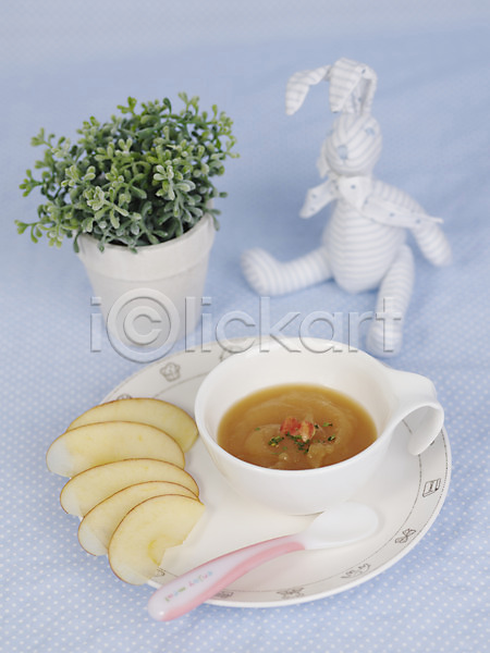 사람없음 JPG 포토 그릇 사과(과일) 세로 숟가락 스튜디오촬영 식물 실내 아기용품 음식 이유식 인형 접시 커피잔 토끼인형 풀(식물) 화분 화초