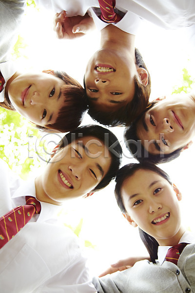 고등학생 남자 동양인 사람 십대만 여러명 여자 청소년 한국인 JPG 근접촬영 로우앵글 포토 고등학교 교복 교육 교정 나무 남학생 미소(표정) 상반신 손짓 스쿨라이프 식물 야외 여학생 웃음 학교 학생