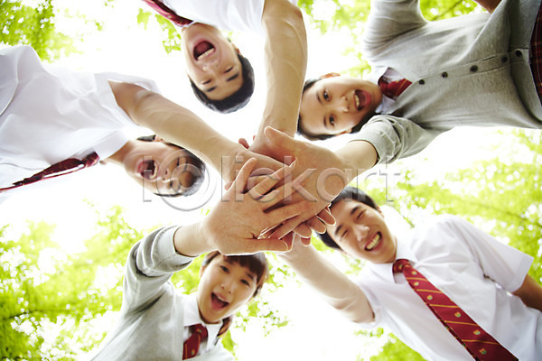 고등학생 남자 동양인 사람 십대만 여러명 여자 청소년 한국인 JPG 로우앵글 포토 고등학교 교복 교육 교정 나무 남학생 미소(표정) 상반신 손짓 스쿨라이프 식물 야외 여학생 웃음 파이팅 하이파이브 학교 학생