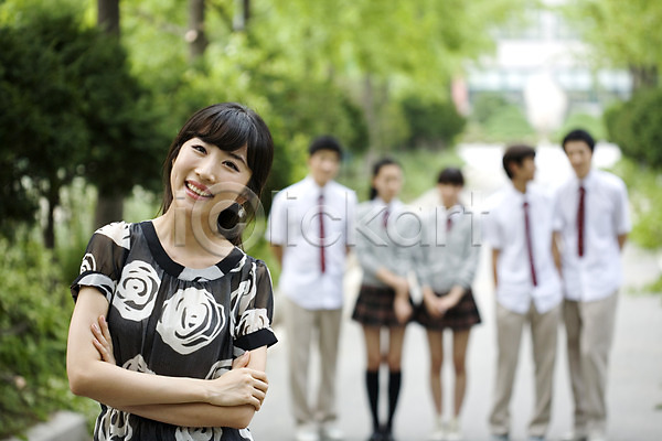 고등학생 남자 동양인 사람 십대만 여러명 여자 청소년 한국인 JPG 아웃포커스 포토 고등학교 교복 교사 교육 교정 나무 남학생 미소(표정) 상반신 서기 스쿨라이프 식물 야외 여학생 웃음 학교 학생