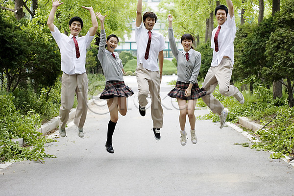 고등학생 남자 동양인 사람 십대만 여러명 여자 청소년 한국인 JPG 포토 건물 고등학교 교복 교육 교정 길 나무 남학생 달리기 만세 미소(표정) 손짓 스쿨라이프 식물 야외 여학생 웃음 전신 점프 학교 학생