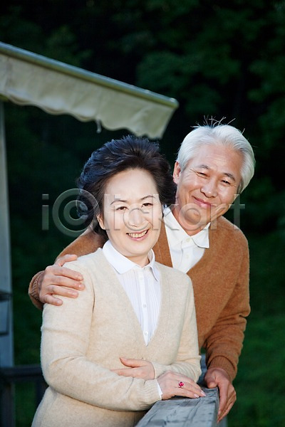 사랑 여유 휴식 남자 노년 노인만 동양인 두명 사람 여자 한국인 JPG 포토 난간 노부부 라이프스타일 미소(표정) 부부 상반신 서기 실버(노인) 실버라이프 야외 웃음 주간 취미 커플 포즈 할머니 할아버지