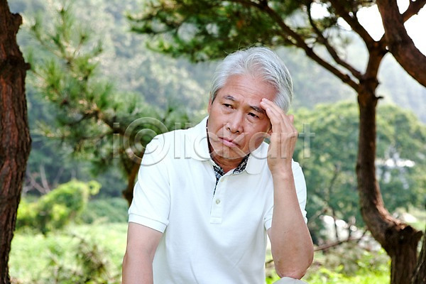 고민 고통 남자 노년 노인남자한명만 동양인 사람 한국인 한명 JPG 포토 나무 두통 상반신 생각 손짓 숲 식물 실버(노인) 실버라이프 야외 의학 주간 할아버지