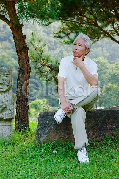 고민 남자 노년 노인남자한명만 동양인 사람 한국인 한명 JPG 포토 나무 돌(바위) 바위(돌) 생각 석상 손짓 숲 식물 실버(노인) 실버라이프 앉기 야외 잔디 전신 주간 할아버지