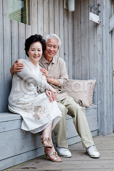 사랑 남자 노년 노인만 동양인 두명 사람 여자 한국인 JPG 포토 나무벽 노부부 미소(표정) 부부 실버(노인) 실버라이프 앉기 야외 웃음 의자 전신 주간 창문 커플 쿠션 판넬 포즈 할머니 할아버지