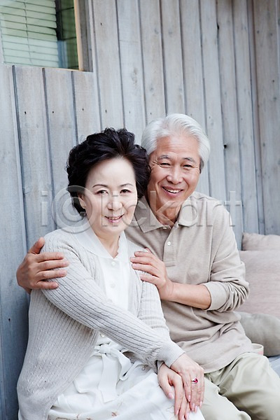 사랑 남자 노년 노인만 동양인 두명 사람 여자 한국인 JPG 포토 나무벽 노부부 미소(표정) 부부 상반신 실버(노인) 실버라이프 앉기 야외 웃음 주간 창문 커플 쿠션 판넬 포즈 할머니 할아버지
